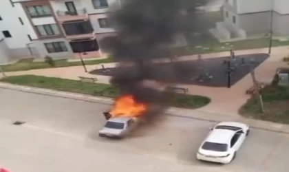 Diyarbakır’da otomobil park halindeyken yandı