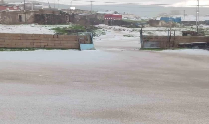 Dolu yağışı Kars’ı beyaza bürüdü