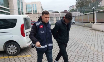 Döviz bozdururken takip edip pastanede çantasını kapkaçla çaldı