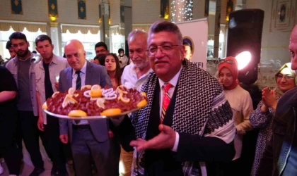 DPÜ Rektörü, öğrencilerle çiğ köfte yoğurdu, halay çekti