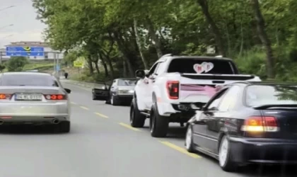 Düğün konvoyunda akıl almaz görüntü