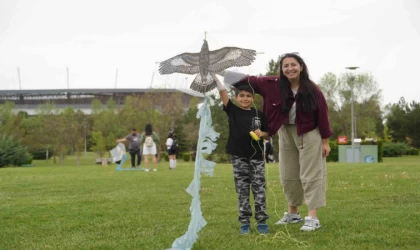 Dünya Göçmen Kuşlar Günü etkinliğinde gökyüzü uçurtmalarla renklendi