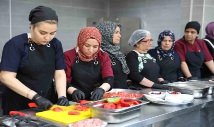 Dünya mutfağı ve yöresel yemekler kadınların elinde tat buluyor