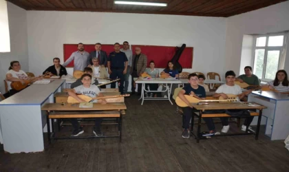 Edremit’te açılan bağlama kursu ağır misafirleri ağırladı