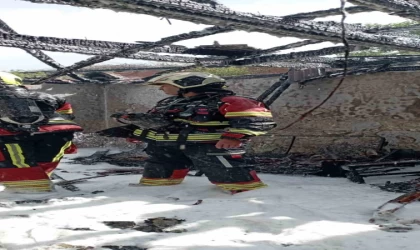 Edremit’te çıkan yangın metruk binaya sıçradı