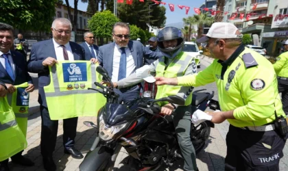 Edremit’te motosiklet sürücülerine reflektif yelek dağıtıldı