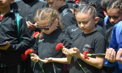 Efsane cimnastikçi Canbaş, karanfillerle anıldı