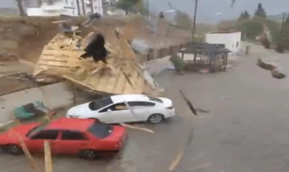 Elazığ’da fırtınadan uçan çatı araçların yanına düştü