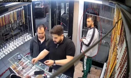 Elazığ’da saat hırsızlığı kamerada: Saatin fiyatını sordu, kameraya baktı, cebine atıp uzaklaştı