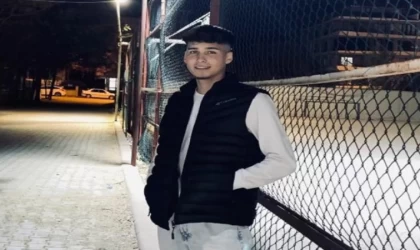 Elektrik direğine çarpan otomobil hurdaya döndü; 2 ölü 1 yaralı