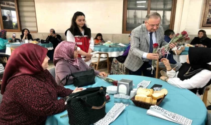 Erdemli’de annelerin günü güllerle kutlandı