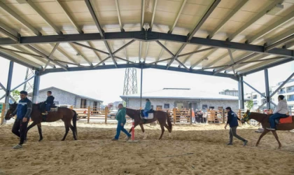 Esenyurt Belediyesi’nden özel çocuklara atla terapi etkinliği