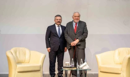Eskişehir’de İlber Ortaylı’nın katılımıyla ”Türk Kültürü ve Yunus Emre” söyleşisi düzenlendi
