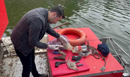 Eskişehir’de temizlik görevlileri, çöp yerine tabanca topladı