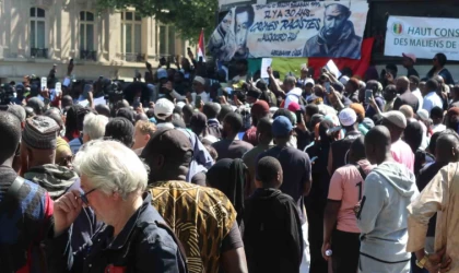 Fransa’da binlerce kişiden camide öldürülen Aboubakar için sessiz protesto