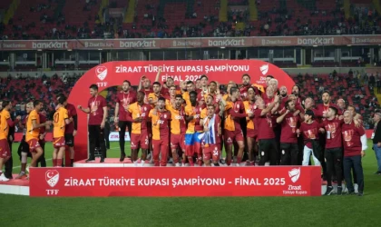 Galatasaraylı oyuncular Türkiye Kupası’nı kaldırdı, coşku zirveye ulaştı