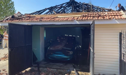 Garajın çatısında korkutan yangın