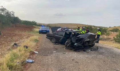 Gaziantep’te iki otomobil kafa kafaya çarpıştı: 1’i ağır 8 yaralı