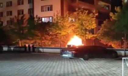 Gaziantep’te park halindeki otomobil alev topuna döndü