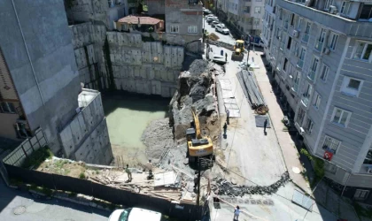 Gaziosmanpaşa’da inşaat çalışmaları esnasında yol çöktü