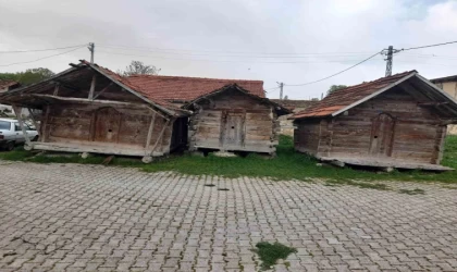 Gediz’de çivisiz ahşap ambarlar zamana direniyor