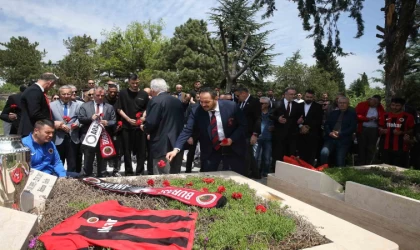 Gençlerbirliği camiası, İlhan Cavcav’ın mezarını ziyaret etti