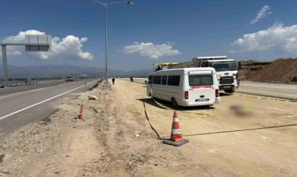 Geri manevra yapan minibüsün altında kalarak can verdi