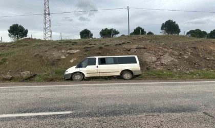Gölbaşı’ndan minibüs şarampole savruldu: 3 yaralı