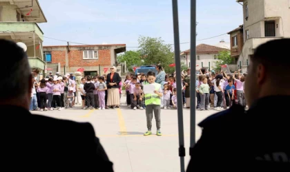 Güvenli trafiğin şartlarını ‘tebessümle’ öğrendiler