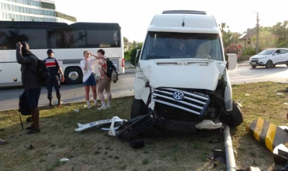 Hafif ticari araç ile tur aracı çarpıştı, 3’ü turist 4 kişi yaralandı