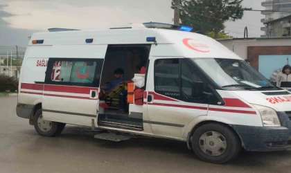 Hafif ticari aracın çarptığı motosikletli yaralandı