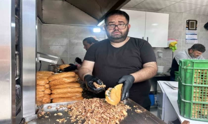 Hayırlı evlat, her yıl babasının sevdiği dönerden dağıtıyor