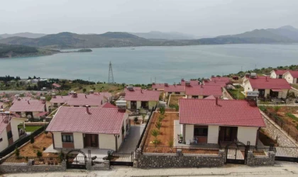 Hem güven hem de huzur veren göl manzaralı deprem konutları