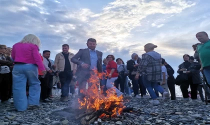 Hıdırellez ateşi sahilde yandı