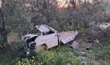 Hurdaya dönen kamyonetten sağ çıktı