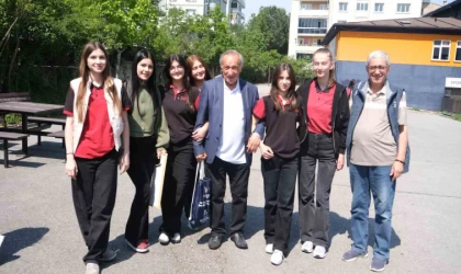 Huzurevi sakinleri ile liseli gençler bir araya geldi