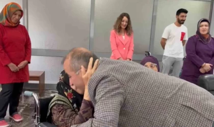 Huzurevindeki yaşlı kadının valiye sözleri gönülleri ısıttı: ”Babalar Günün kutlu olsun, bana da bir öpücük ver”