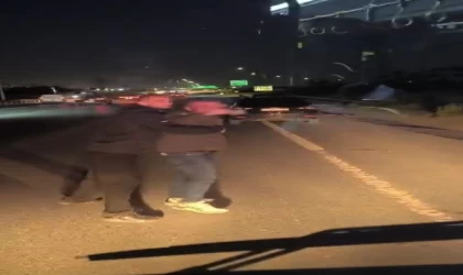 İETT otobüsünün önünü kesip şoförü tehdit ettiler: O anlar kamerada