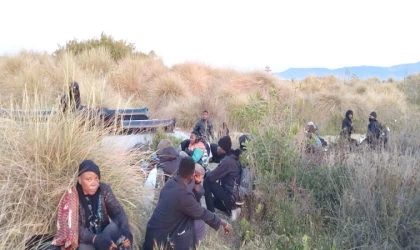 İHA tespit etti, göçmen kaçakçıları ve düzensiz göçmenler yakalandı