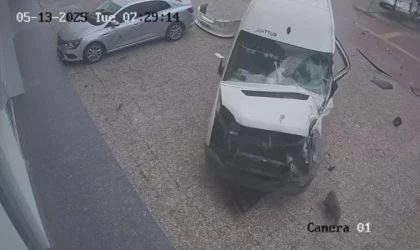 İki servis aracı çarpıştı, biri iş yerine daldı