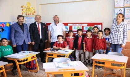 İncirliova’da hayırsever tarafından bağışlanan sıralar okula teslim edildi