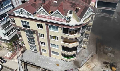 İş yeri deposunda korkutan yangın: 10 kişi tahliye edildi