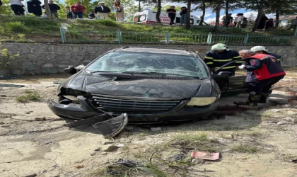 Isparta’da kontrolden çıkan otomobil kanala düştü: 2 yaralı