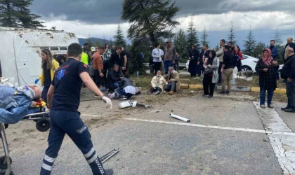 Isparta’da kontrolden çıkan yolcu midibüsü devrildi: 15 yaralı
