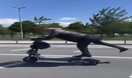 İstanbul’da tehlikeli scooter yolculuğu kamerada