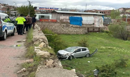 İstinat duvarına çarpan araç bahçeye uçtu: 2 yaralı