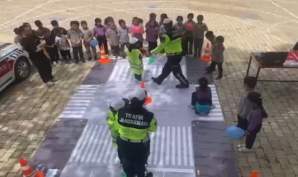Jandarma ekiplerinden minik öğrencilere trafik eğitimi