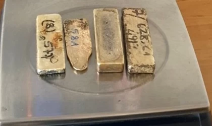 Kadın yolcu iç çamaşırına ve koltuk altlarına gizlediği 2 kilo altın ile yakalandı
