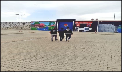 Kafasına taktığı perukla 6 ay kaçabildi