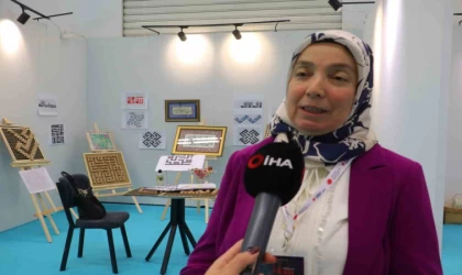 Kağıt üzerine yaptığı Kufi sanatını ahşap küplere döktü